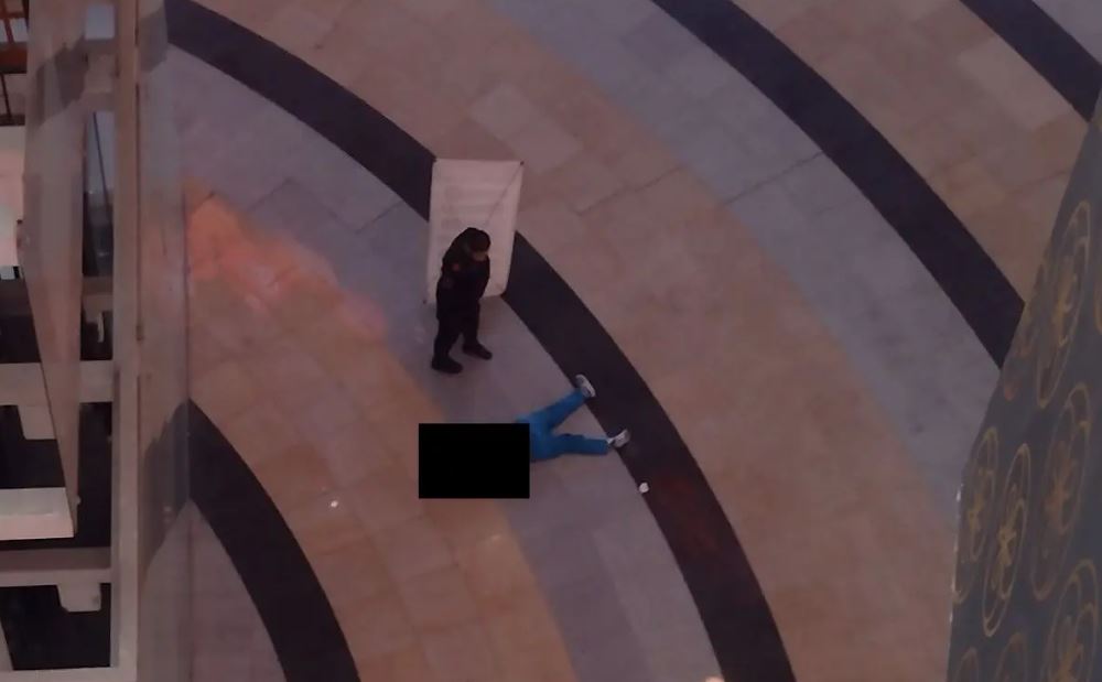 Mujer se avienta del primer piso en plaza de la CDMX