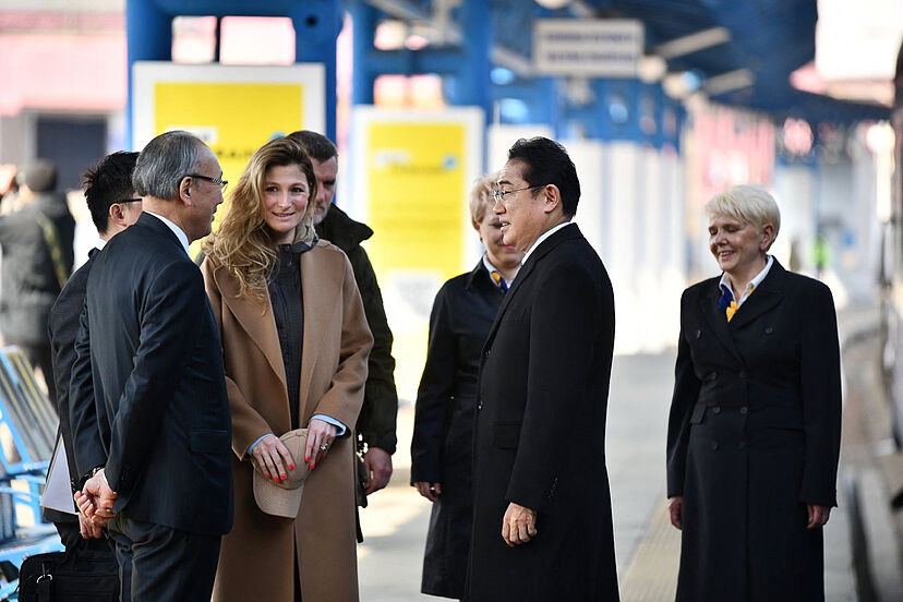 Líderes de Japón y China visitan a las rivales Kiev y Moscú