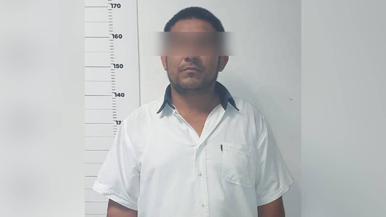 Detienen a chofer de combi por provocar lesiones en un pasajero, en Cancún