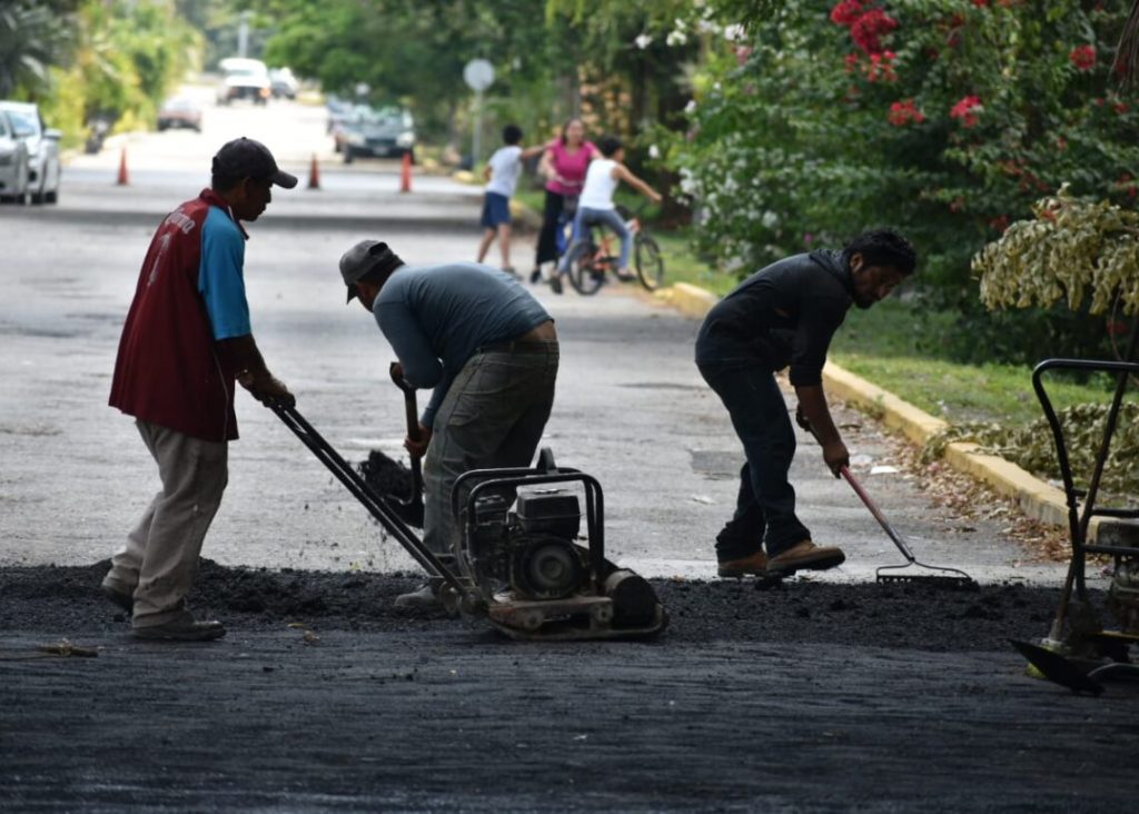 Recibe mantenimiento de las vialidades de Puerto Morelos en el Programa de Bacheo Permanente que impulsa la Presidenta municipal.