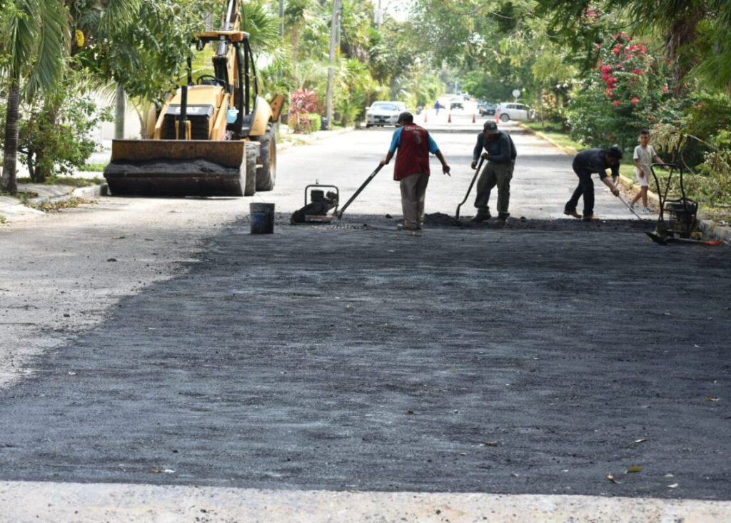 Recibe mantenimiento de las vialidades de Puerto Morelos en el Programa de Bacheo Permanente que impulsa la Presidenta municipal.