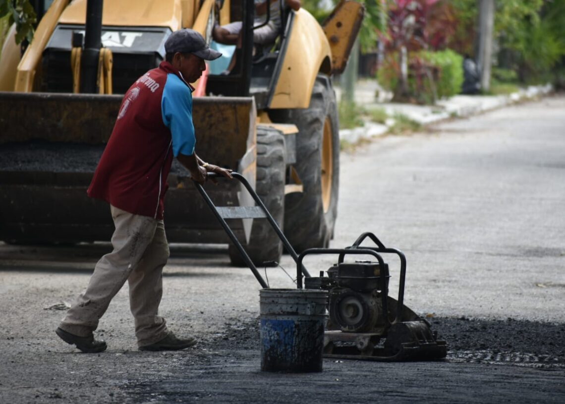 Puerto Morelos recibe mantenimiento permanente en la red vial
