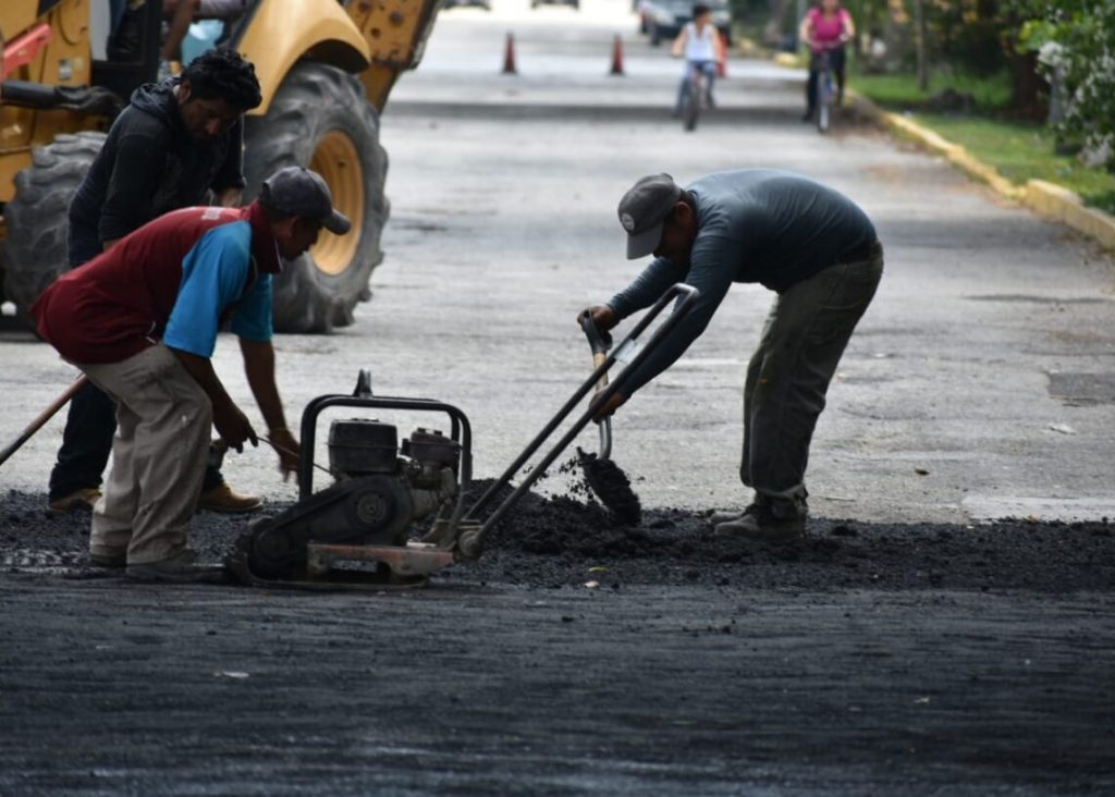Recibe mantenimiento de las vialidades de Puerto Morelos en el Programa de Bacheo Permanente que impulsa la Presidenta municipal.