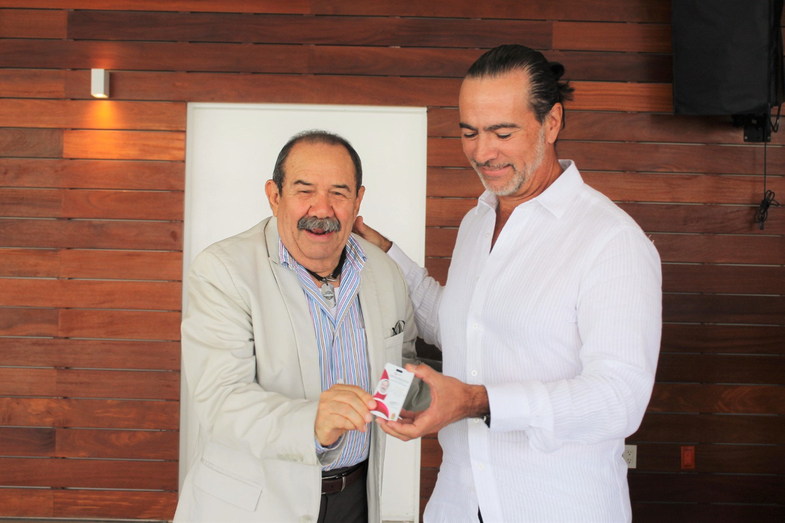 Entregan credenciales del Padrón del Registro Estatal de Peritos Valuadores