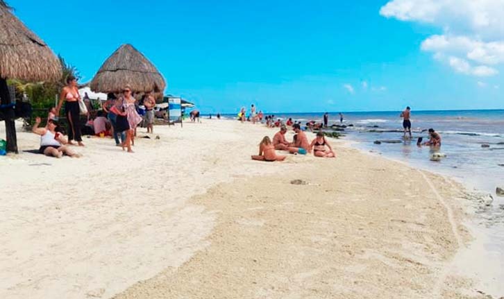 Turistas y locales disfrutan de playas cuidadas en Solidaridad