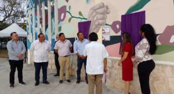 Develan placa de mural dedicado a María Uicab en Tulum