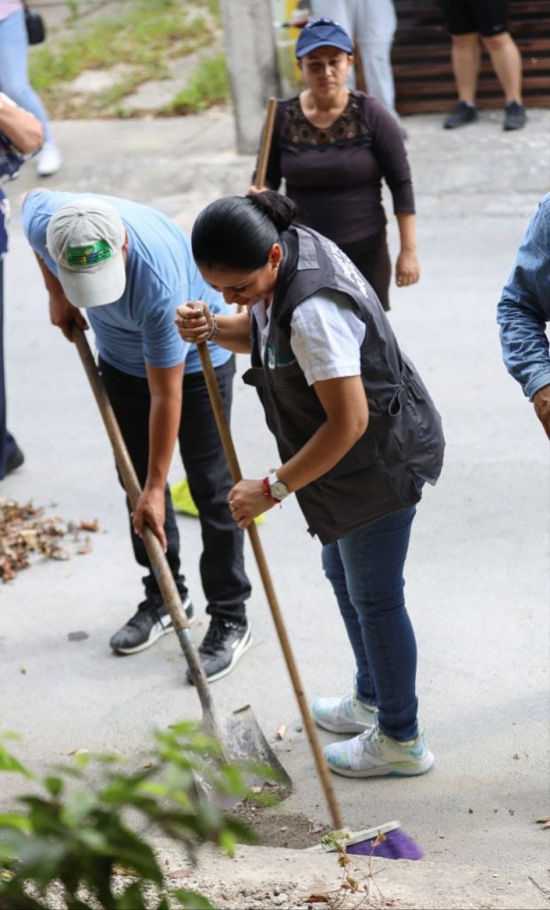 Blanca Merari llevan jornada de limpieza y combate a la generación de mosquitos al fraccionamiento Villas la Playa
