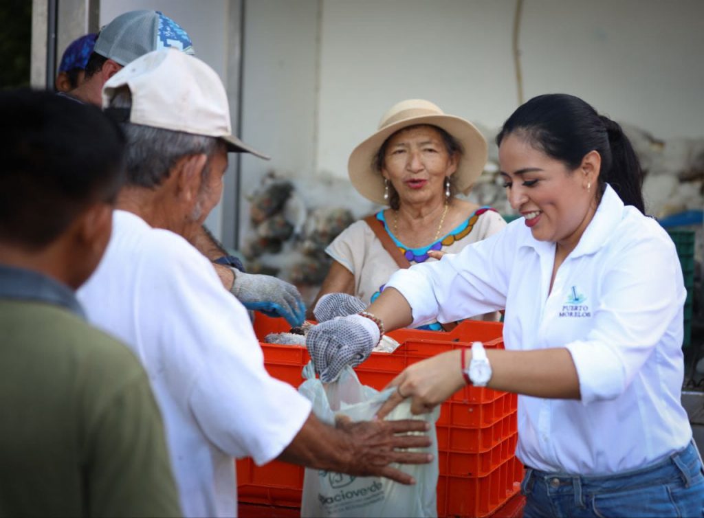Blanca Merari distribuye una tonelada de pescado entre familias de diferentes sectores de la delegación de Leona Vicario.