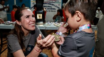 Atenea Gómez premia a la Liga Infantil y Juvenil de Béisbol Andrés