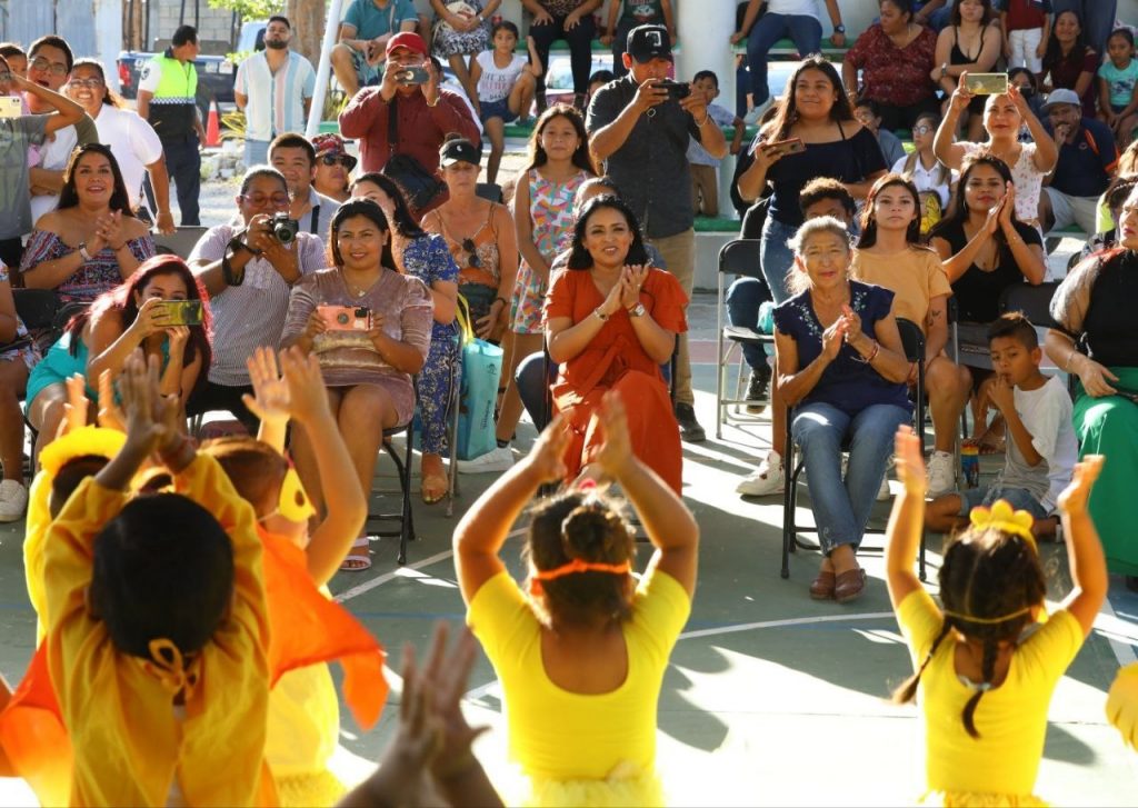 Blanca Merari asiste a celebración de la primavera del CADI “El Principito”, en el domo deportivo de la colonia Zetina Gasca.