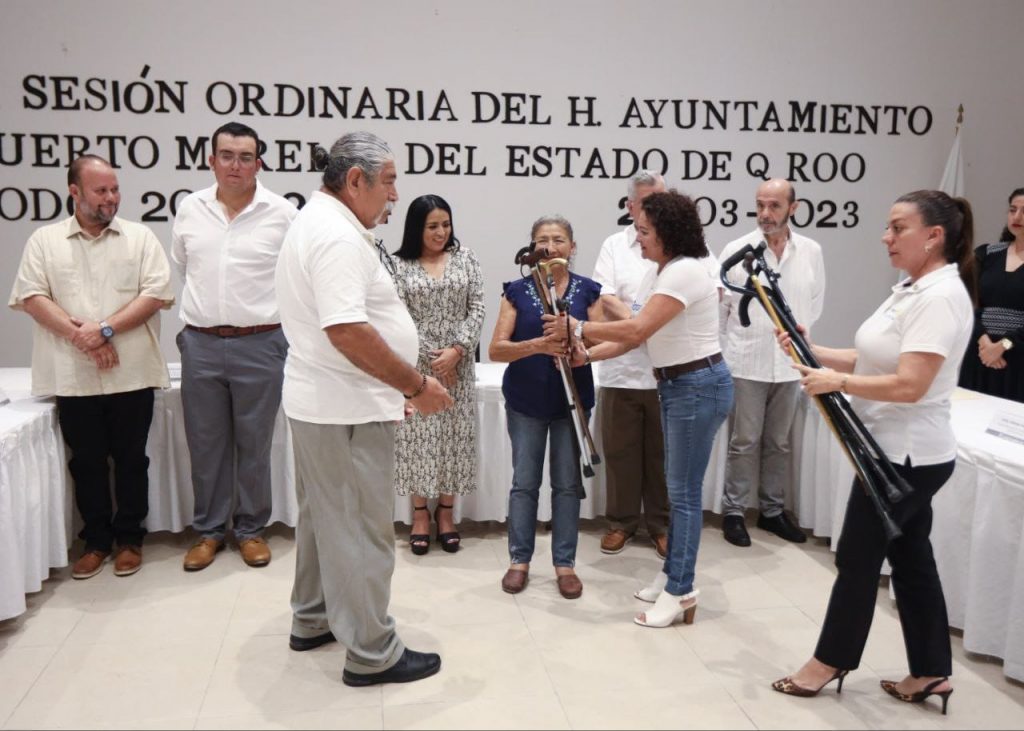 Puerto Morelos recibe sillas de ruedas y bastones de Club Rotario, una gran labor a favor de los portomorelenses.