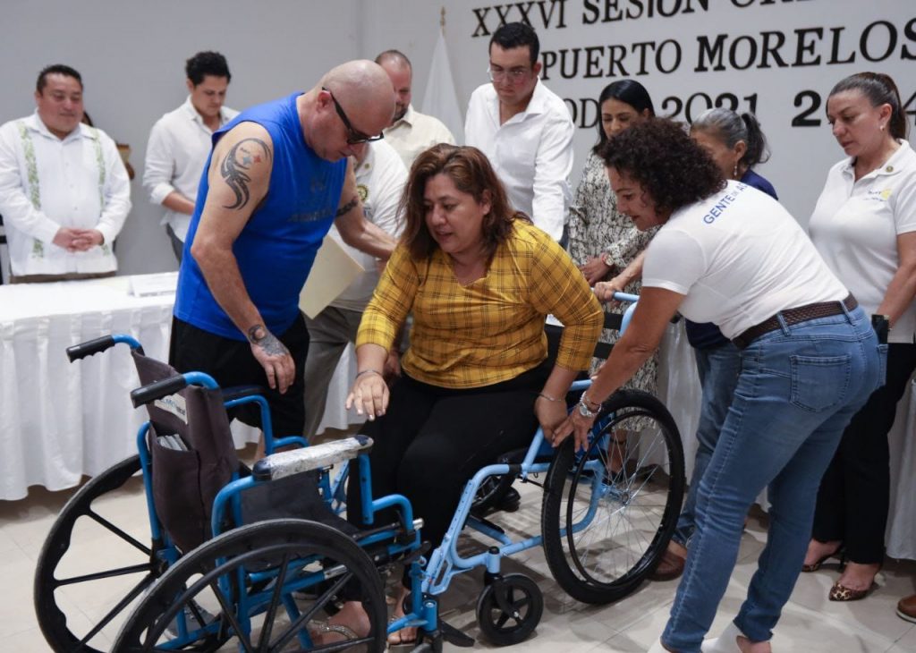 Puerto Morelos recibe sillas de ruedas y bastones de Club Rotario, una gran labor a favor de los portomorelenses.