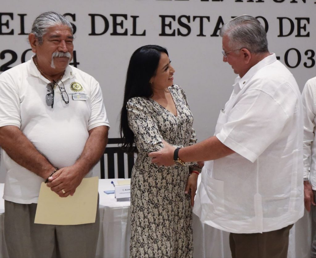 Puerto Morelos recibe sillas de ruedas y bastones de Club Rotario, una gran labor a favor de los portomorelenses.