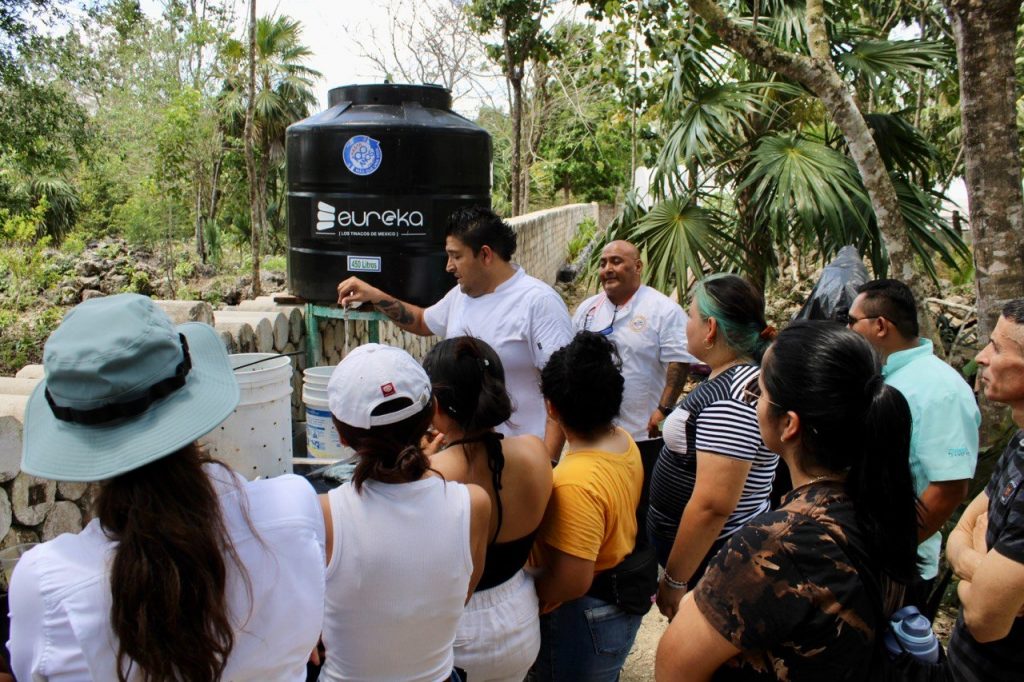 Leona Vicario recibe estudiantes de la Universidad del Caribe para dar a conocer los procesos de producción de la miel orgánica y de tilapia.