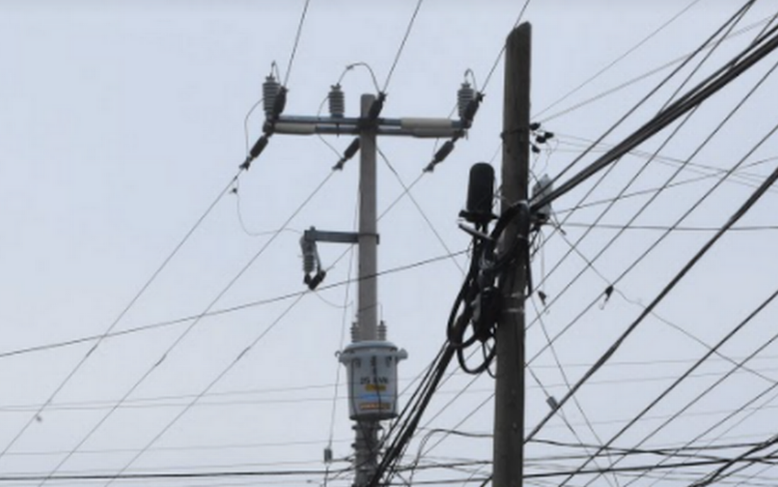 Se quedan sin energía eléctrica comunidades de José María Morelos tras fuertes lluvias