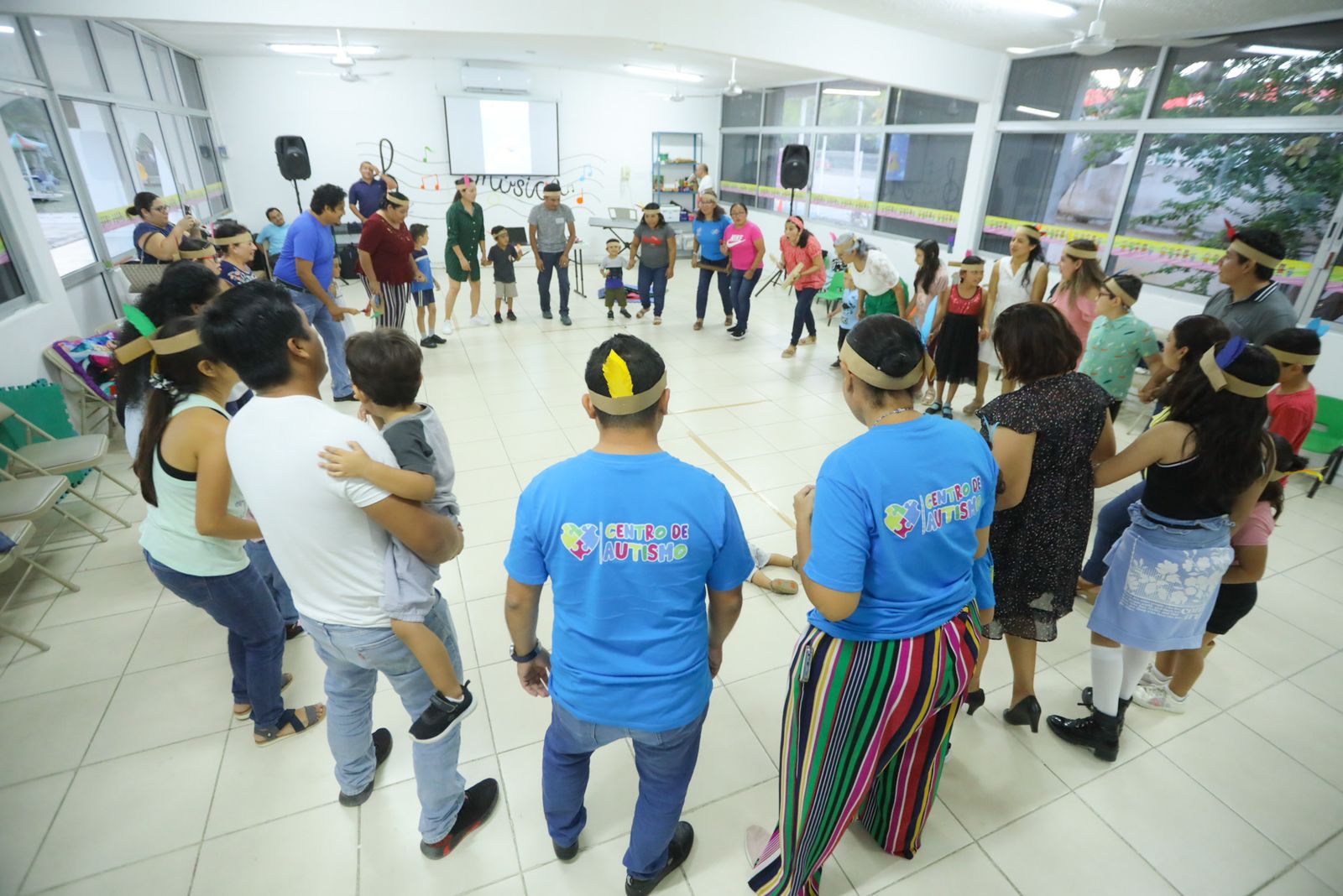 Realiza actividades sensoriales dirigidas a niñas y niños con TEA