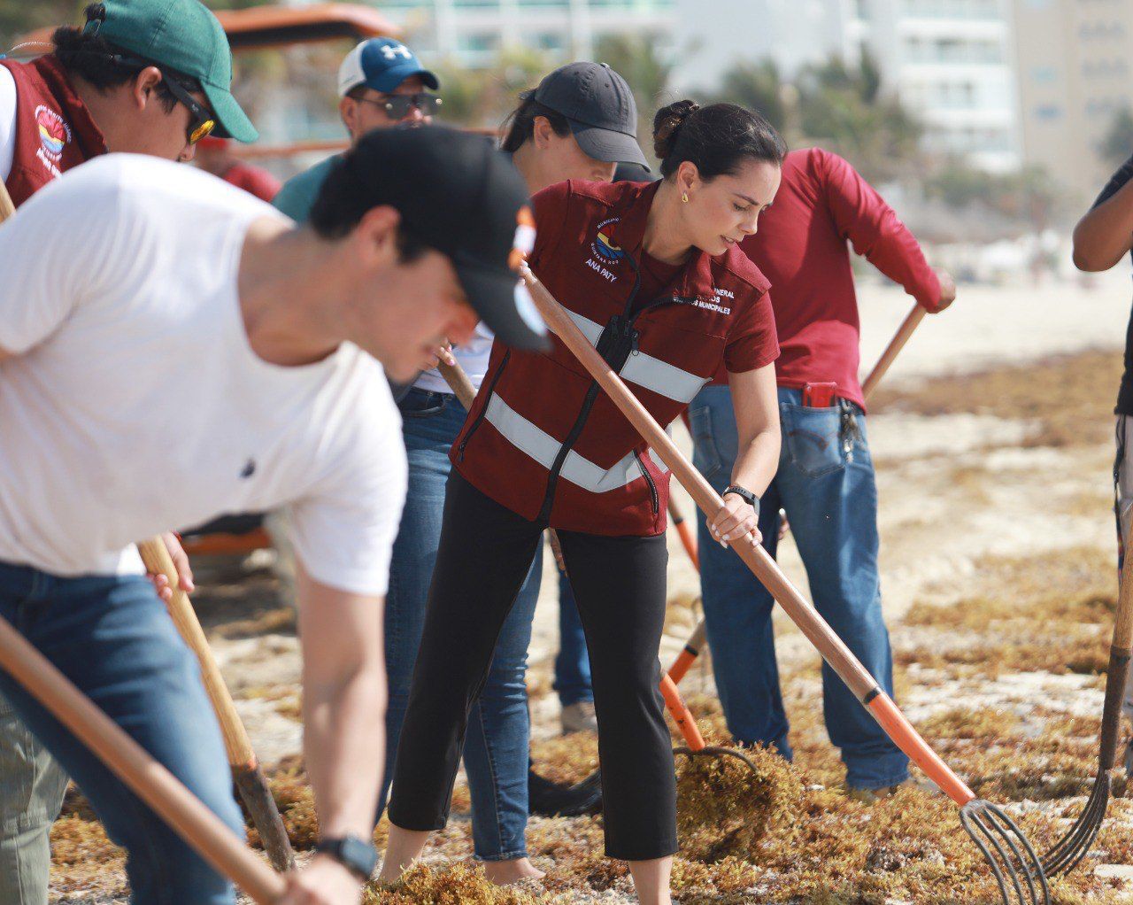 Refuerza Ana Patricia Peralta limpieza de playas en Cancún