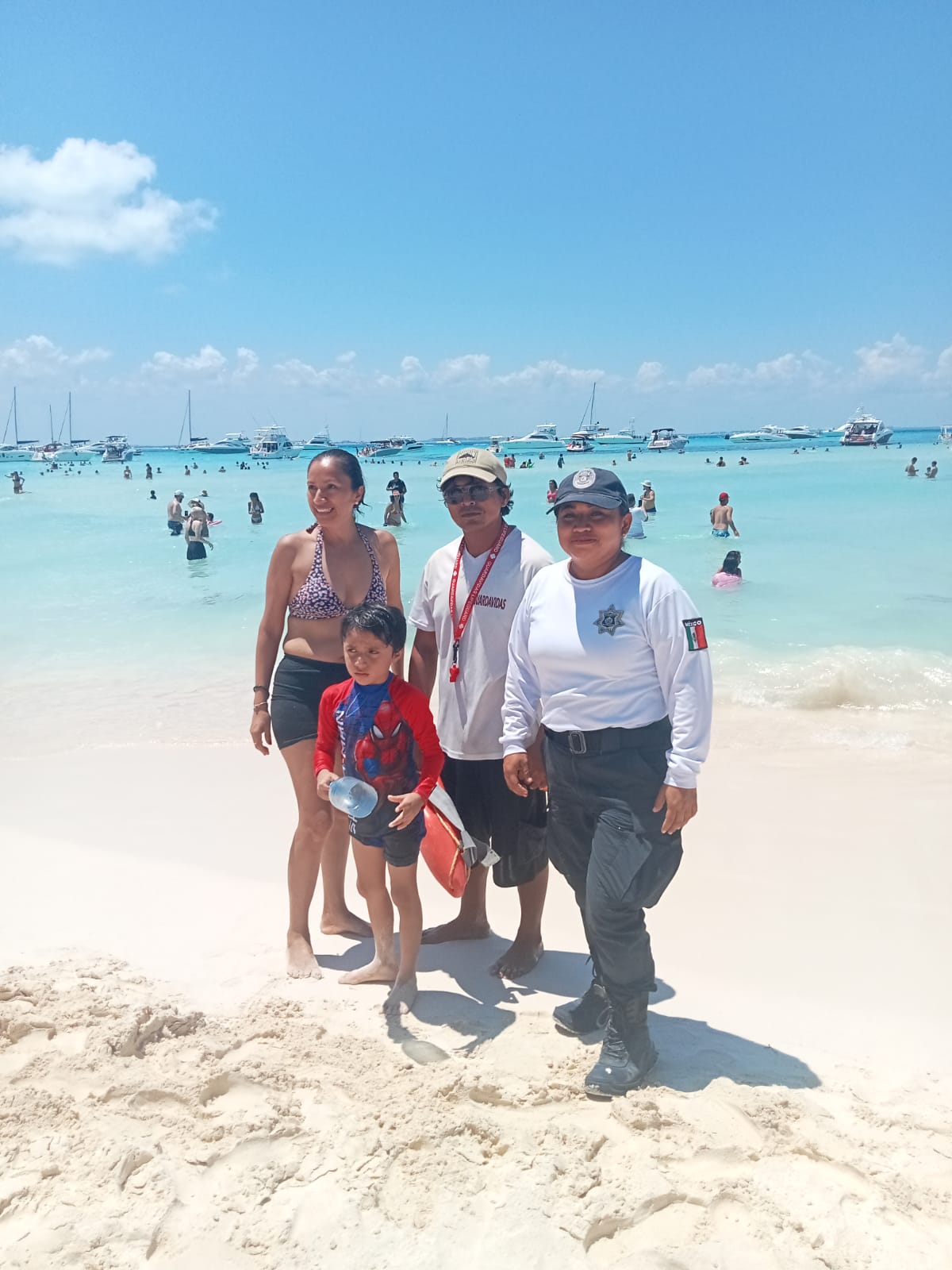 Policía de Isla Mujeres entrega sano y salvo a menor extraviado a su mamá