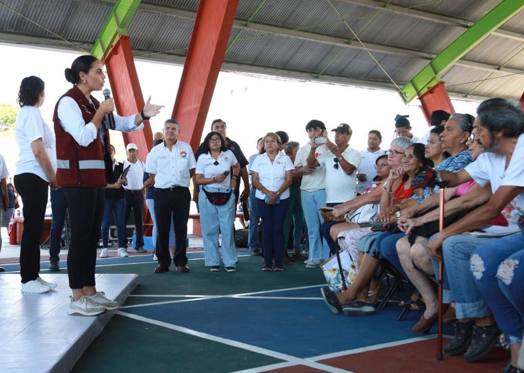 Escucha Ana Patricia Peralta a vecinos de la 103