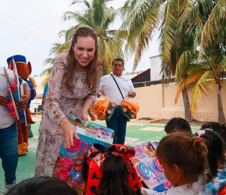 Atenea Gómez entrega juguetes a las niñas y niños de Isla Mujeres