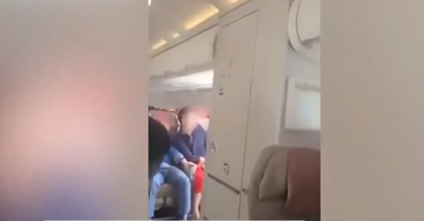 Pasajero abre la puerta de emergencia de avión en pleno vuelo