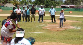 Lanza Blanca Merari primera bola del encuentro de softbol entre La abuela mex y sus guerreras mayas y La selección Balam