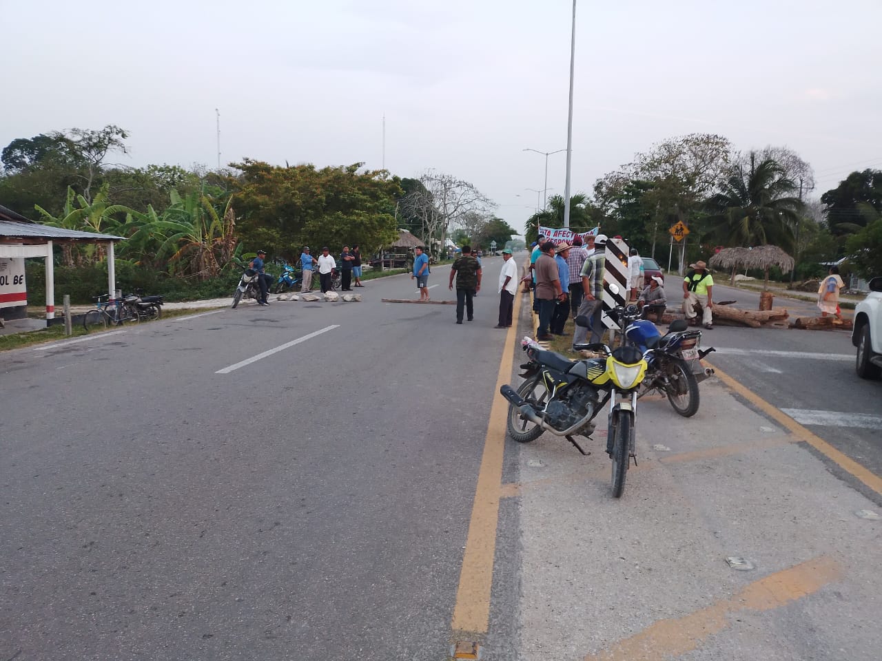 Bloquea comunidad de Bacalar la ‘Vía Corta’ a Mérida