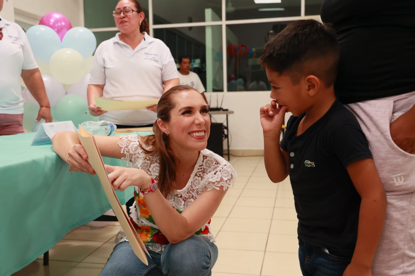 Atenea Gómez encabeza entrega de actas de nacimiento en la Zona Continental