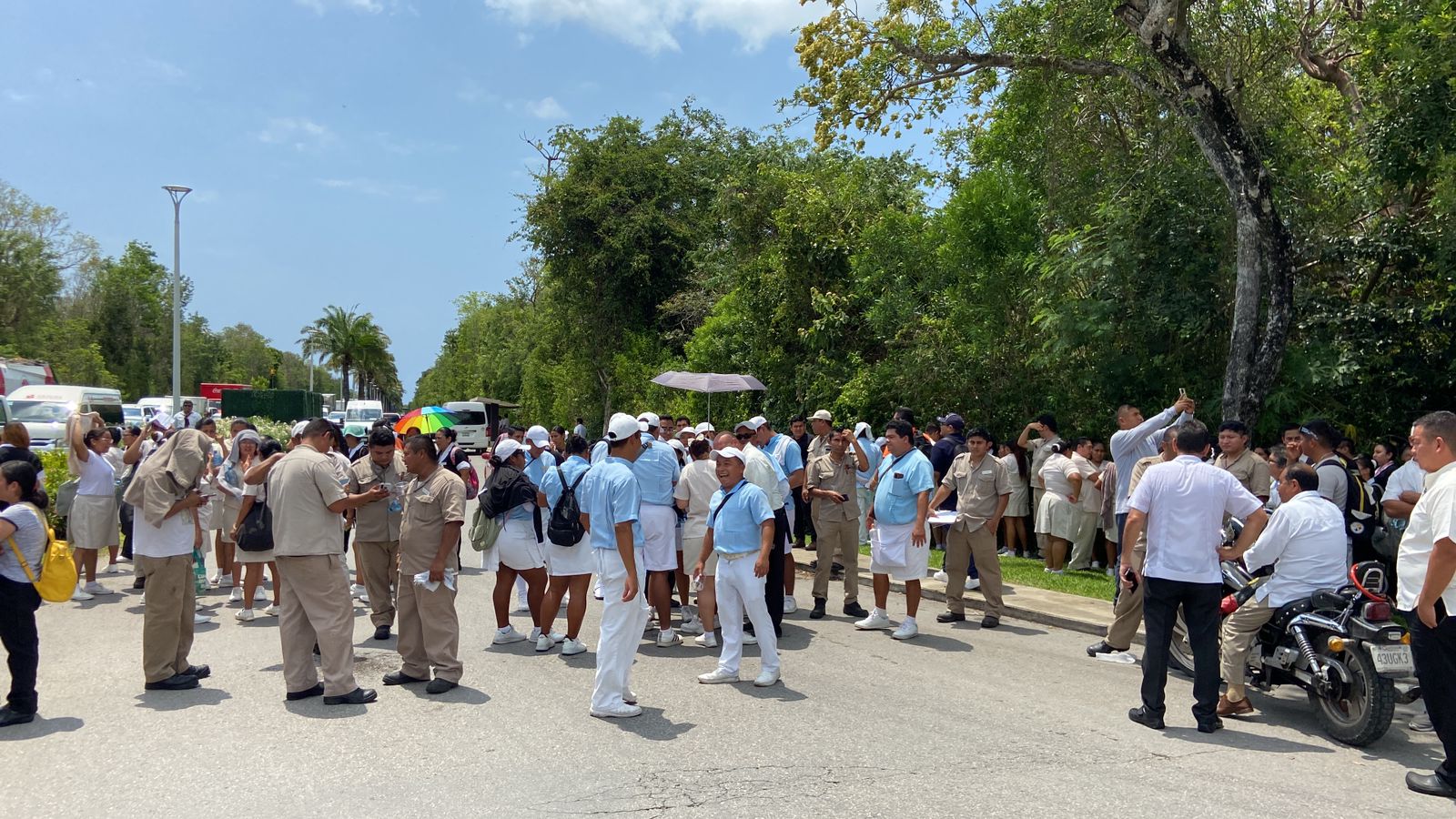 Bloquean trabajadores acceso al hotel Moon Palace; exigen reparto justo de utilidades