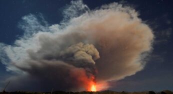 Volcán Etna hace erupción en Italia