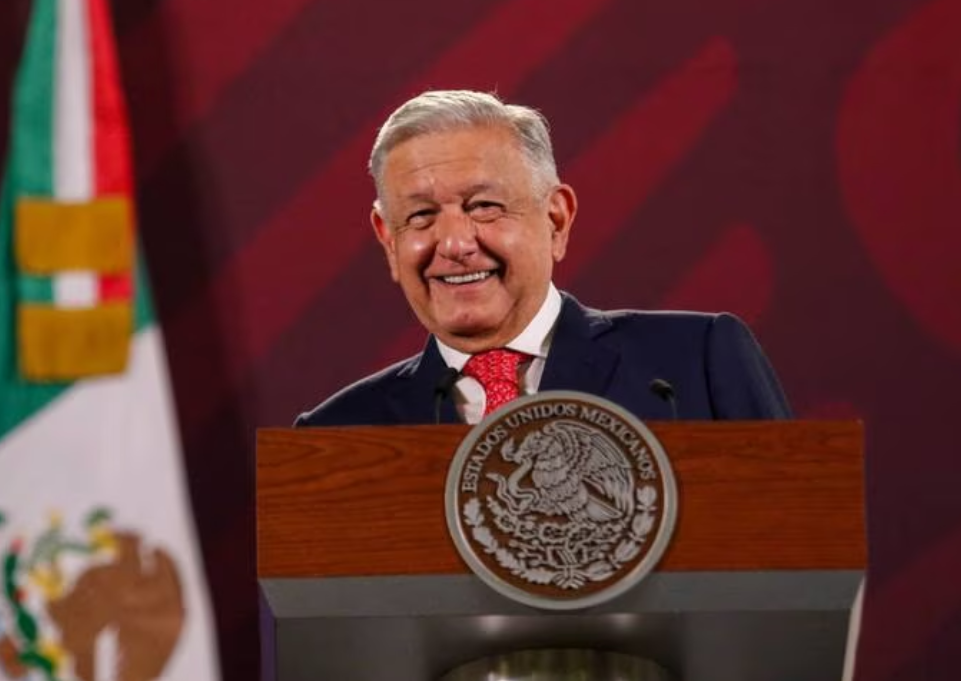 AMLO acusa a Fox de estar contra las pensiones de adultos mayores