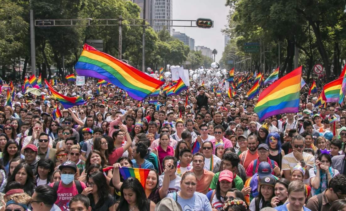 Asisten 250 mil personas a la marcha LGBTQ+ en CDMX