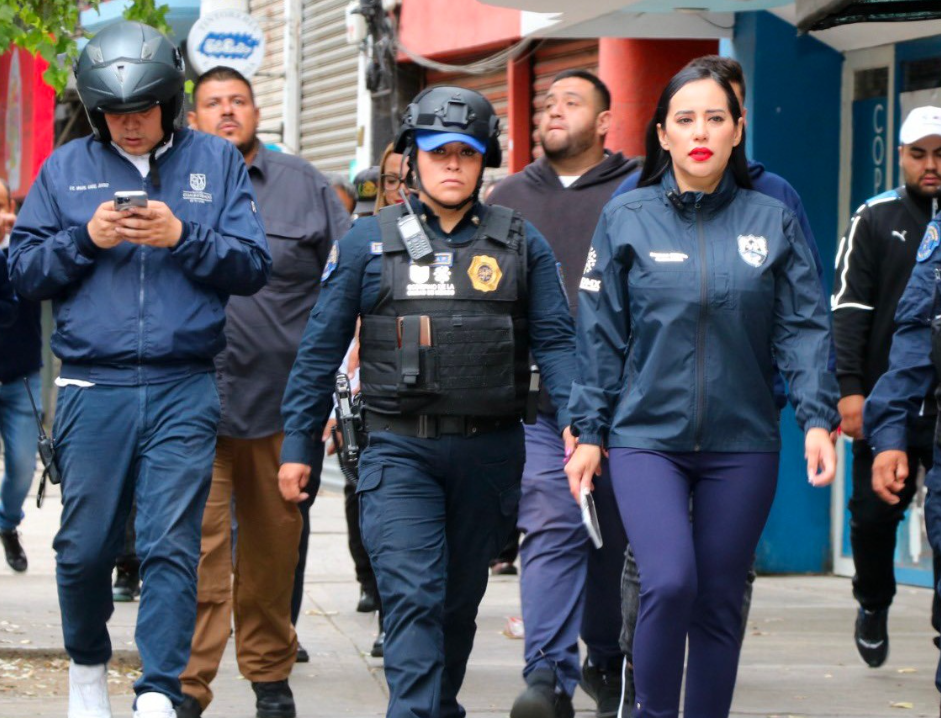 Sandra Cuevas quita mobiliario que invade banquetas en la CDMX