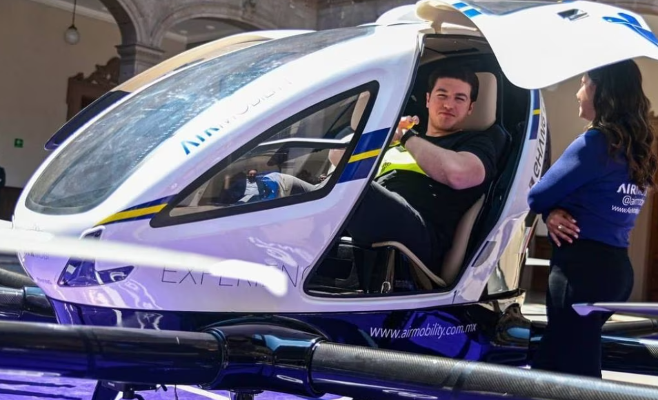 Samuel García se sube a dron autónomo volador