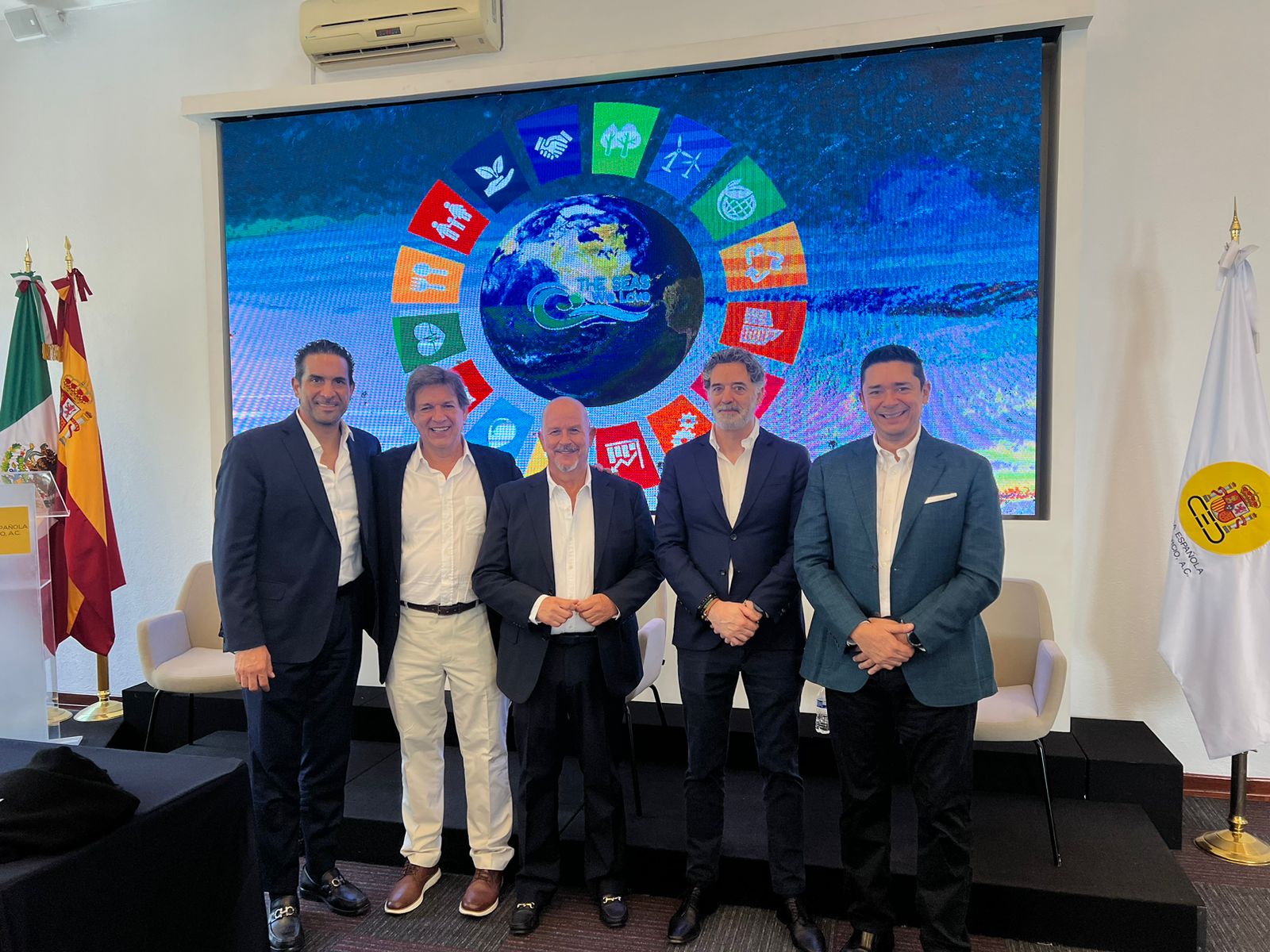 Hoteleros de la Riviera Maya invitan a empresarios yacadémicos a sumarse a The Seas We Love para mitigarproblema del sargazo
