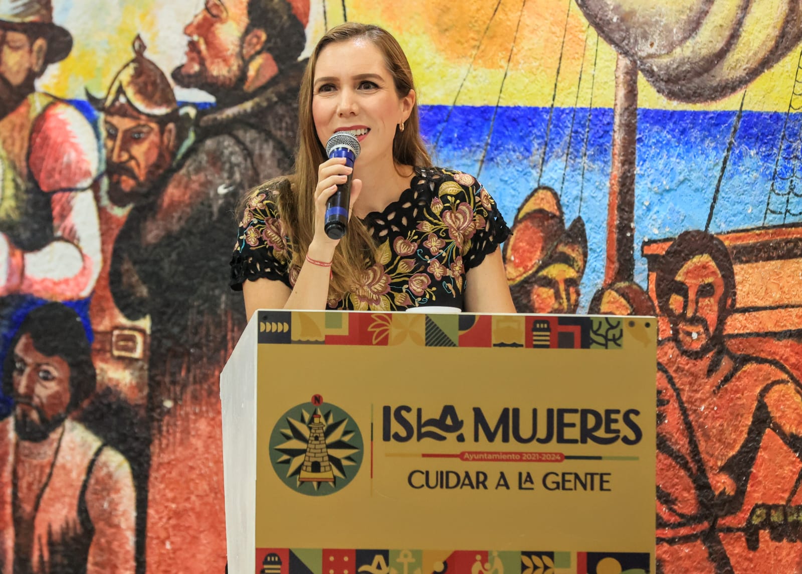 Atenea Gómez entrega a policías municipales su Certificado Único Policial