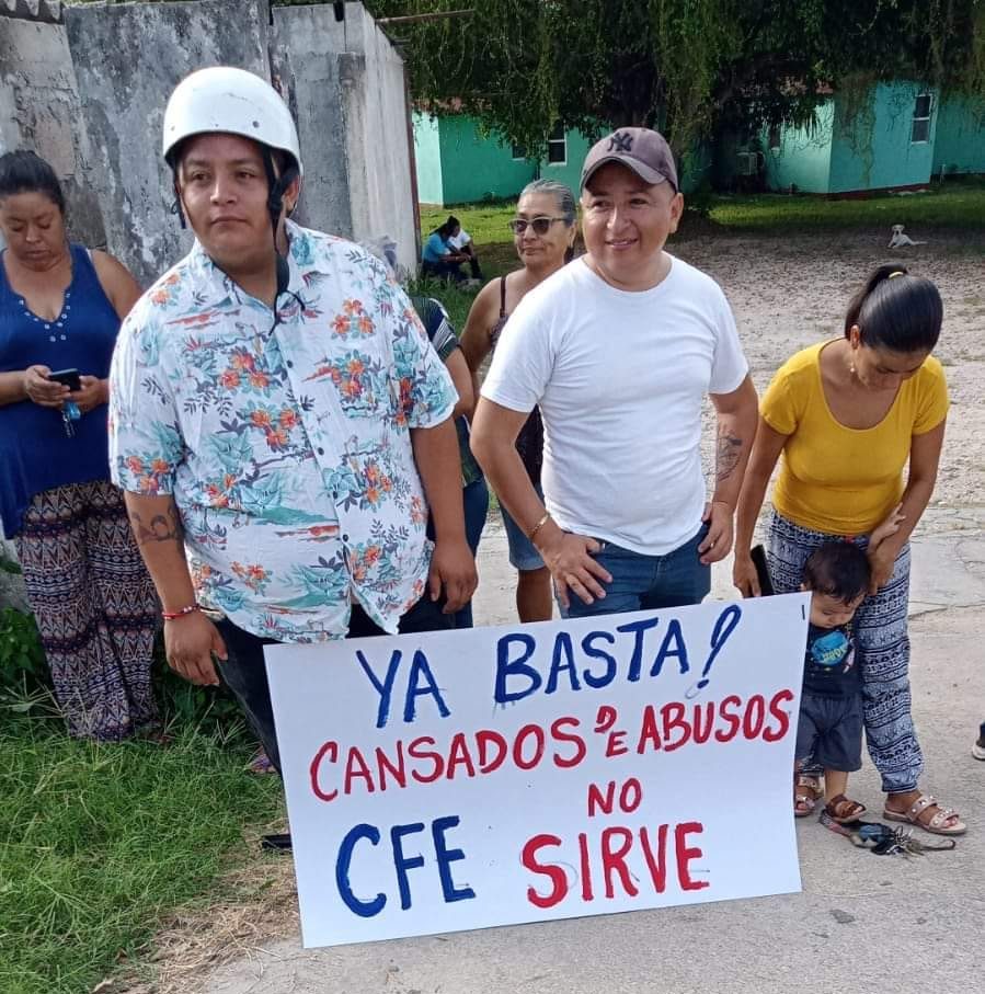 Toman habitantes de Bacalar oficinas de la CFE, en protesta por constantes apagones