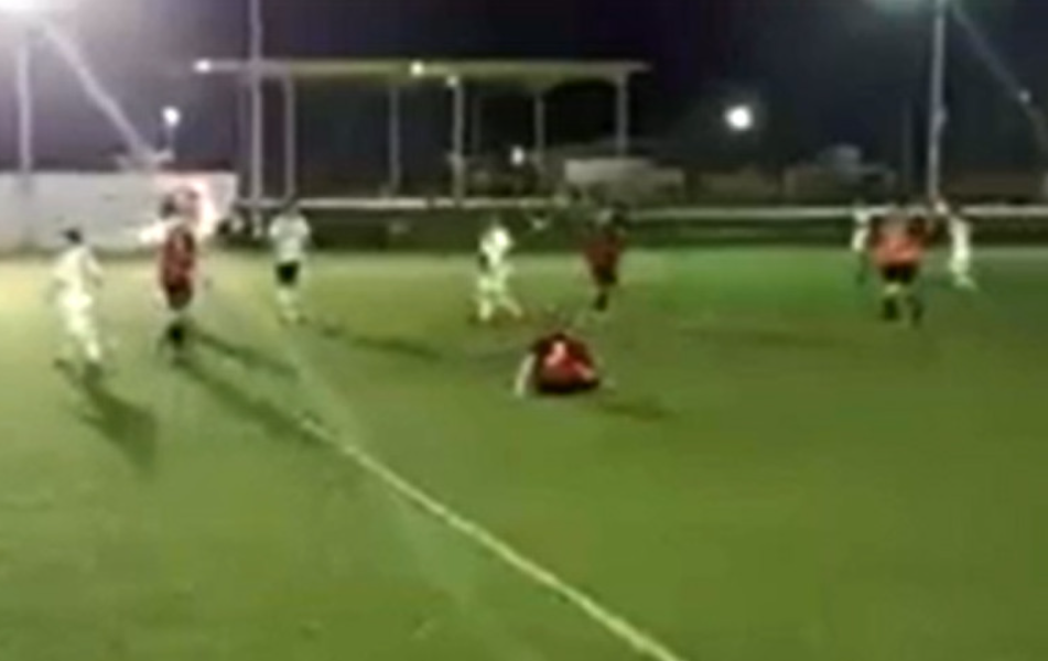 Graban momento en que matan a balazos a entrenador en cancha de futbol
