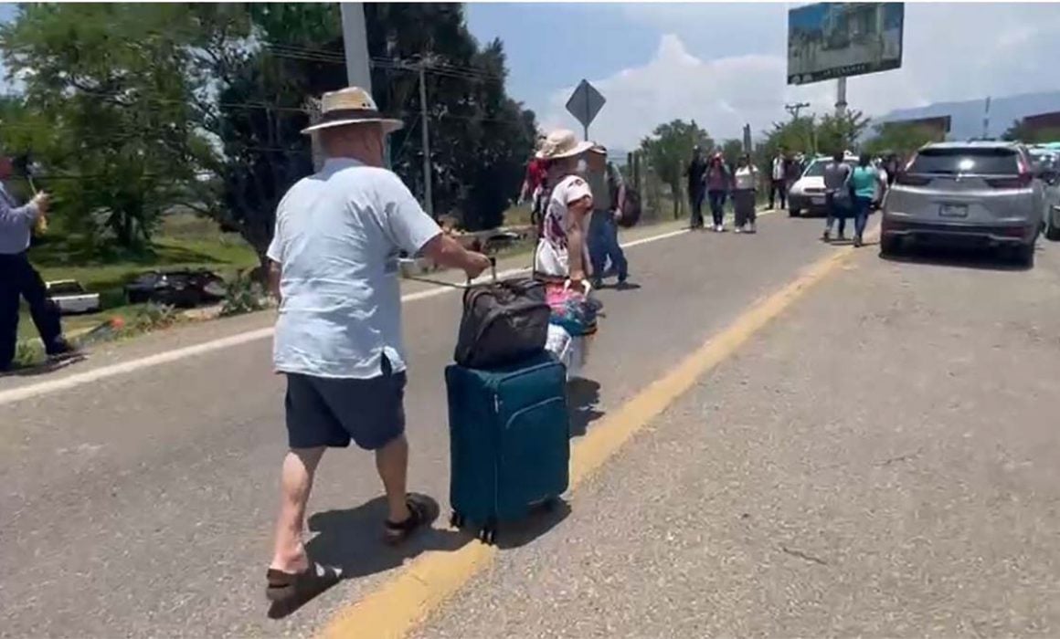 Afecta bloqueo de maestros 16 vuelos en el aeropuerto de Oaxaca