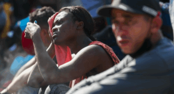 Encuentran a 126 migrantes en un autobús de turismo en Veracruz