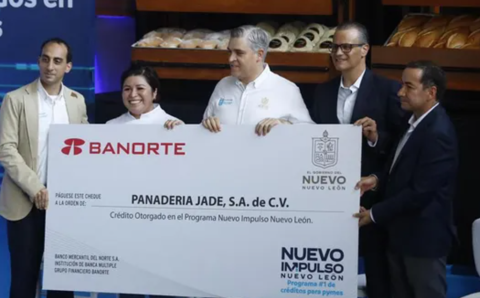 Entregan créditos a pequeñas y medianas empresas en Nuevo León