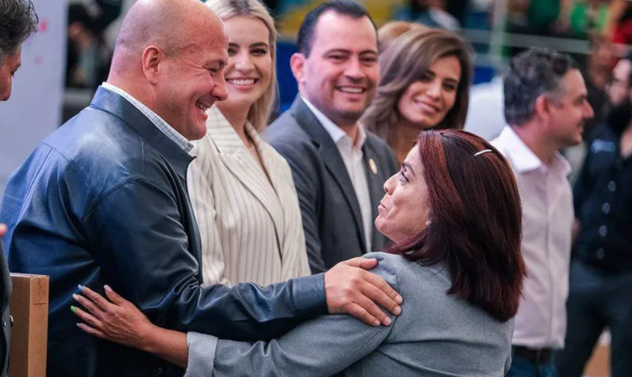Entregan computadoras a maestros de educación básica en Jalisco