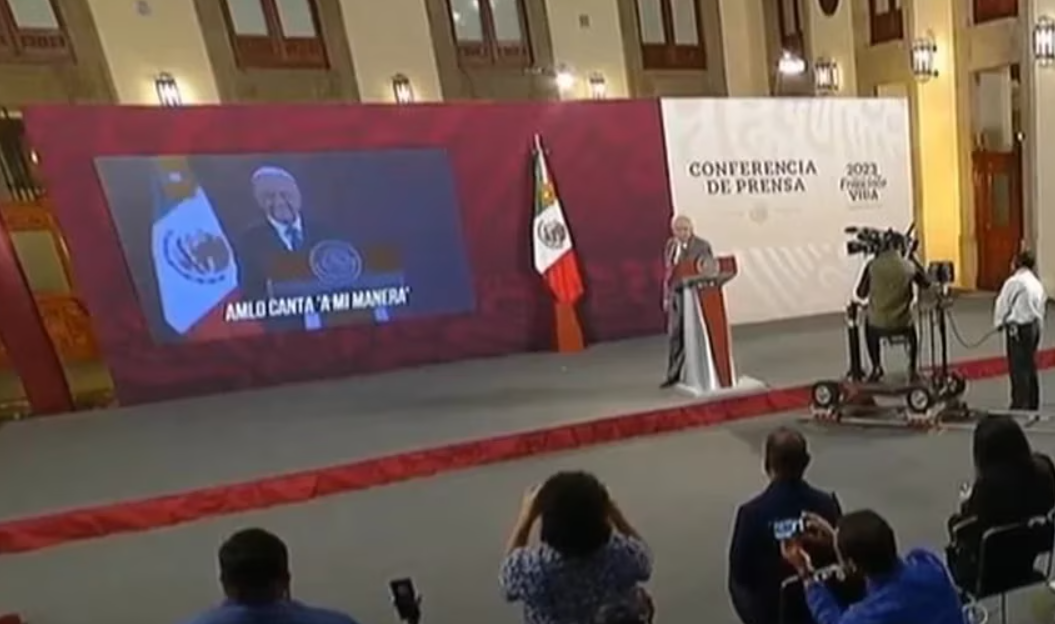 López Obrador canta ‘A mi manera’ en La Mañanera