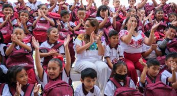 En Felipe Carrillo Puerto, corazón de la zona Maya, Mara Lezama entrega mochilas y útiles escolares