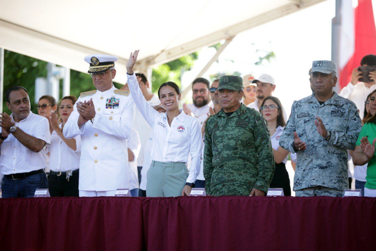 Cancunenses desfilan por el 213 aniversario de la Independencia de México