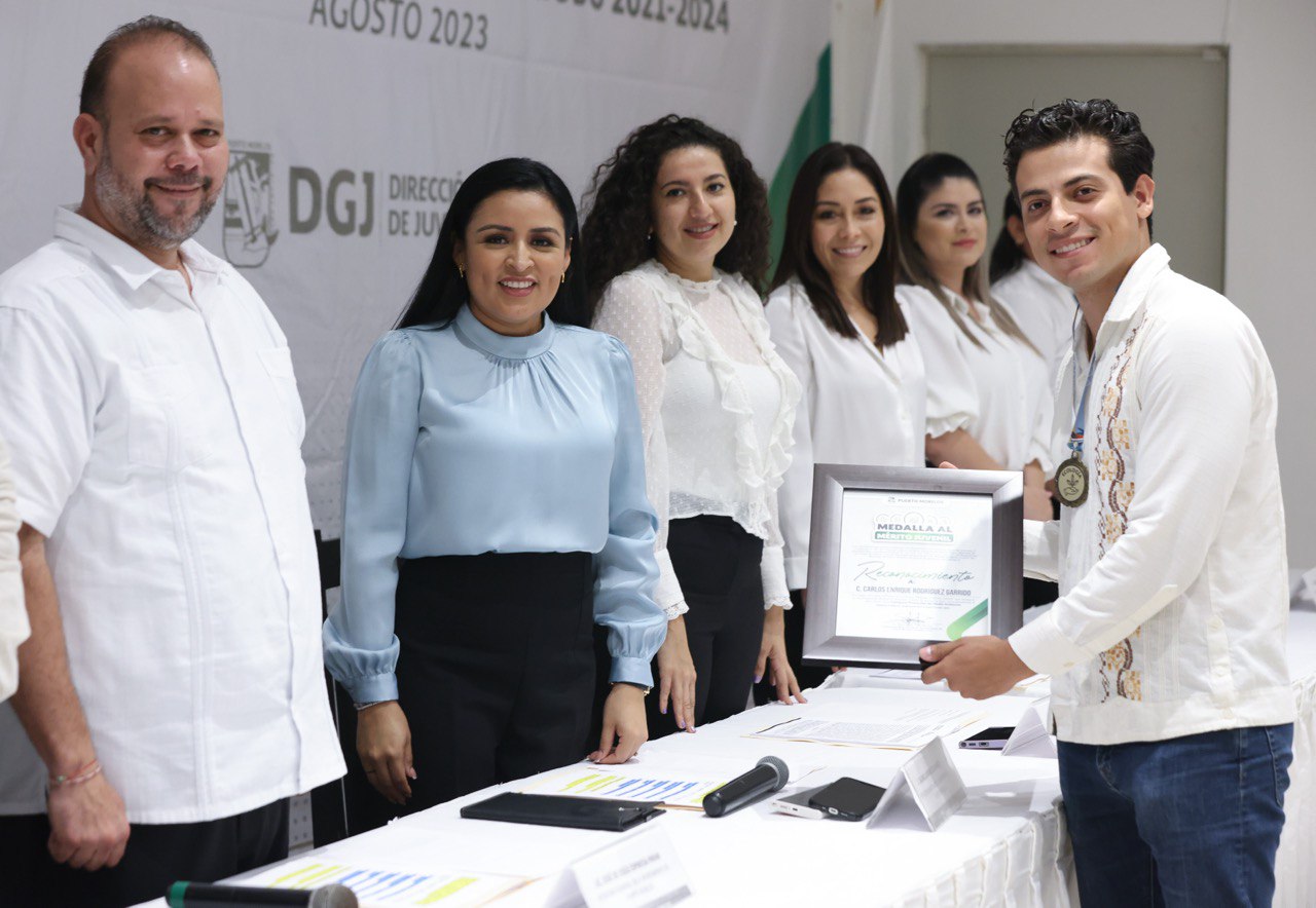 Entrega Blanca Merari en sesión solemne de cabildo la Medalla al Mérito Juvenil 2023 de Puerto Morelos