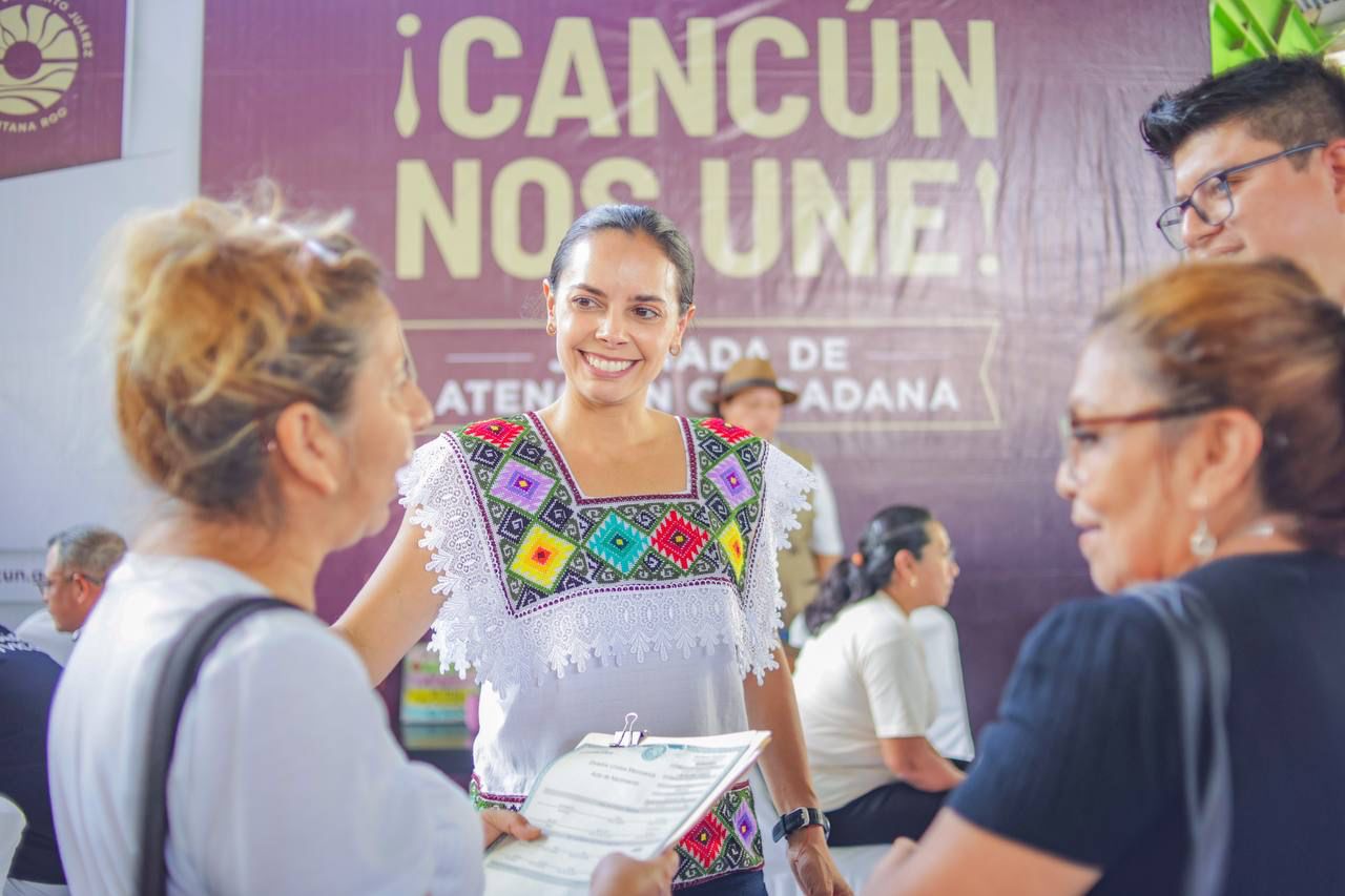 Ana Paty Peralta atiende y responde a cancunenses en jornada de atención ciudadana