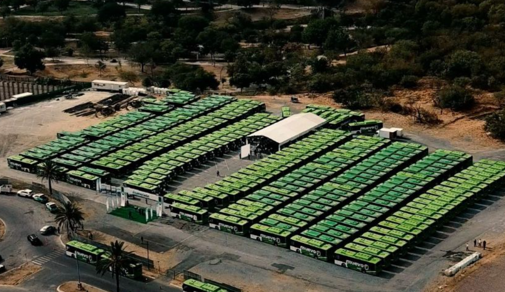 Entregan en Nuevo León 250 nuevos camiones de transporte