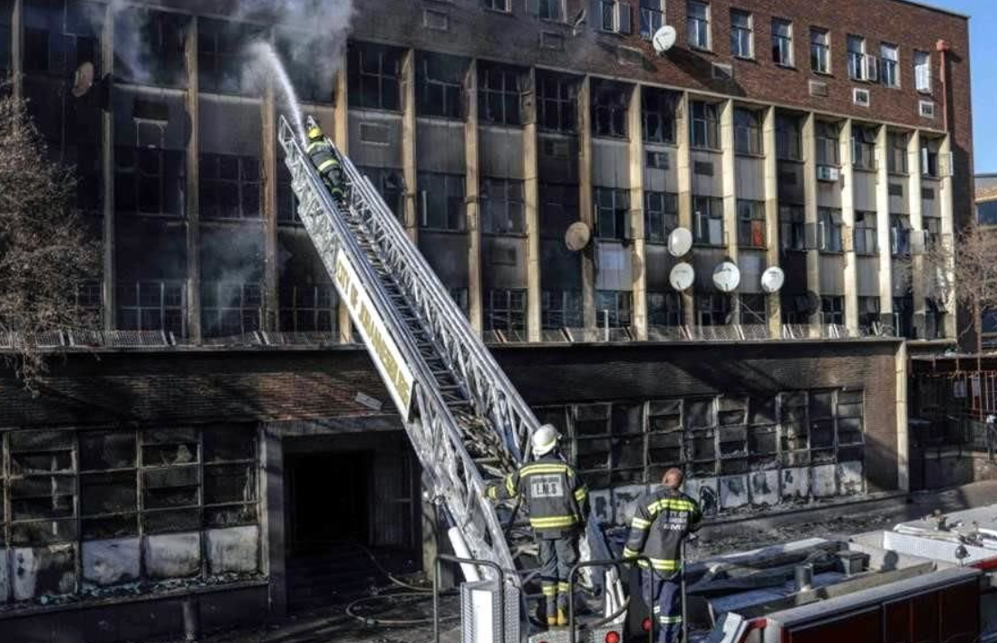 Contabilizan 74 muertos por incendio en Johannesburgo