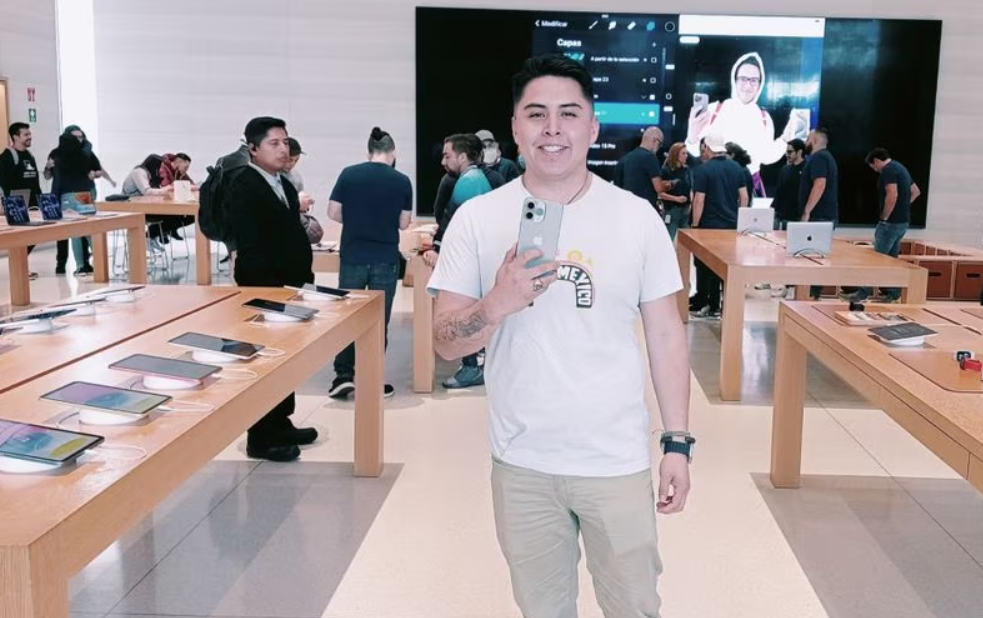 Arturo Delgado, fue el primero en comprar el iPhone 15 en México